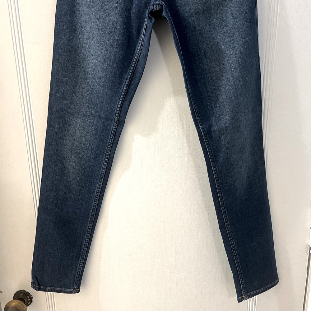 Hollister high rise super skinny jean 7R , 28W, Medium wash, zipper fly - Picture 3 of 7